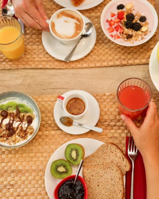 La nostra colazione: semplice, genuina e preparata con amore. ☕️

Ogni mattina nei nostri Hotel ti aspetta una colazione che parla di Toscana: dolci fatti in casa, marmellate artigianali e tanti altri sapori locali. Tutto preparato con cura e passione, per darti una carica di energia e un po’ di calore toscano fin dal primo mattino. 

Ti aspettiamo per farti sentire davvero a casa.

#SmartStayCollection #HotelAretino #HotelIlgo #HotelAmbassador