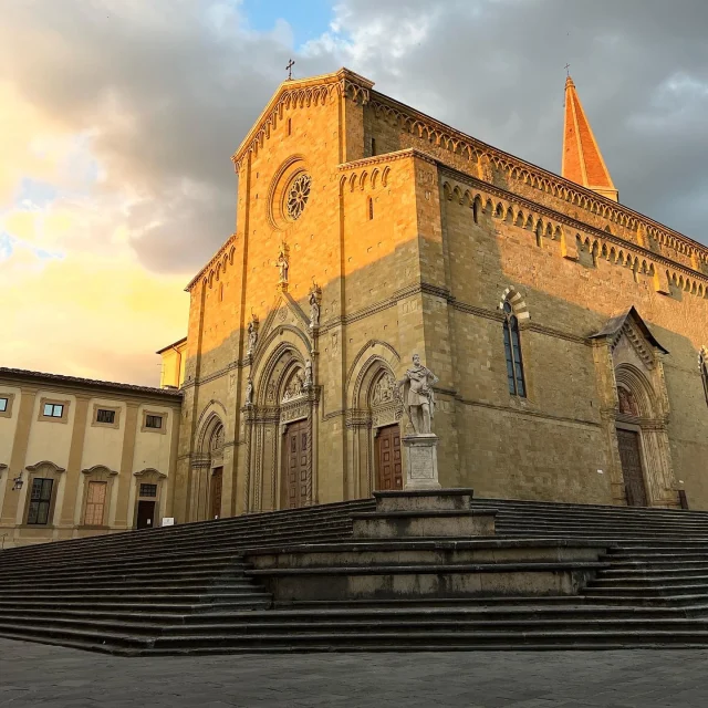 Arezzo è una città dove la storia si respira ad ogni passo. Con le sue mura etrusche, le piazze di pietra chiara e i capolavori nascosti nelle chiese, conquista chi sa ascoltare. È la terra di Piero della Francesca, Petrarca e Vasari, ma anche di botteghe artigiane, mercatini dell’antiquariato e tradizioni culinarie autentiche.

All’Hotel Aretino amiamo raccontarla e farla scoprire ai nostri ospiti, con consigli personalizzati e suggerimenti da chi vive Arezzo ogni giorno. Un luogo dove ogni soggiorno può trasformarsi in un incontro intimo con la storia.

Hotel Aretino,
📍Via della Madonna del Prato, 83, Arezzo

#SmartStayCollection #VisitArezzo #Arezzo