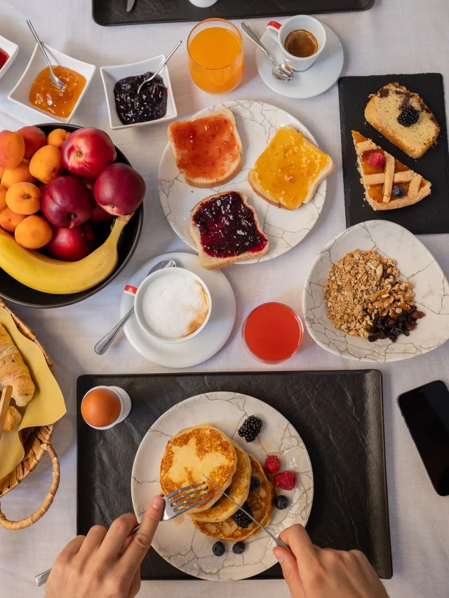 Colazione a km 0, ogni giorno, in ogni hotel SmartStay Collection.

🍑🥐 Frutta di stagione, marmellate artigianali, pane e dolci selezionati da produttori del territorio. Un modo semplice (e buono) per farti sentire a casa, partendo dalla qualità.

#SmartStayCollection #StaySmart