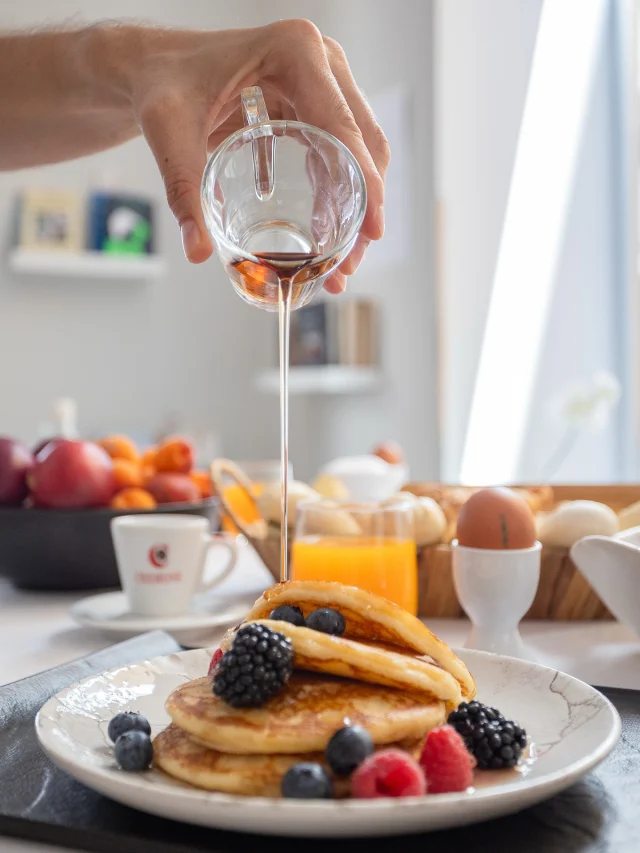 🥐 Nella settimana più attesa dell’estate, il nostro buongiorno ha il profumo del caffè appena fatto e i colori della frutta di stagione.

Ci piace cogliere i gesti dei nostri clienti mentre scelgono, assaporano e si lasciano sorprendere da una colazione lenta che sa di vacanza, finalmente! 

#StaySmart #smartstaycollection